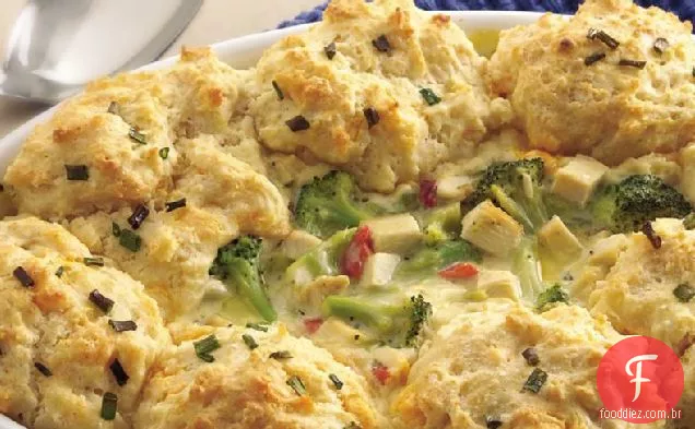 Caçarola de frango e brócolis com cobertura de Biscoito De Queijo