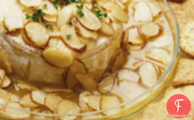 Brie com amêndoas