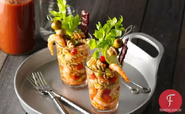 Salada de camarão e macarrão Bloody Mary