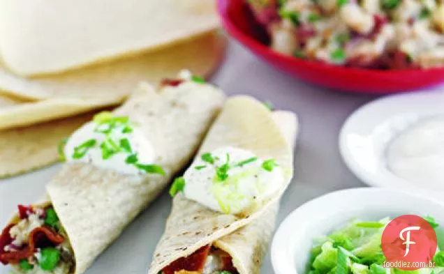 Enrolamentos com Bacon, ervilhas e batatas novas