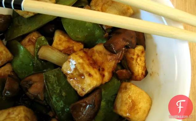 Tofu refogado com ervilhas e cogumelos