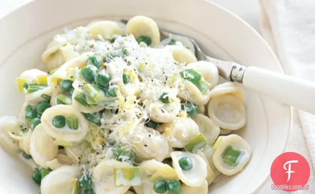 Orecchiette com alho-poró, ervilhas e Pecorino