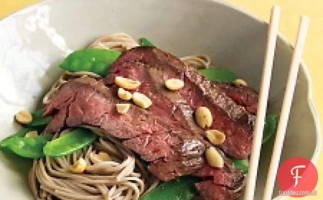 Tigelas De Macarrão Asiático Com Bife E Ervilhas