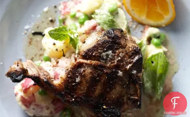 T-bones de cordeiro grelhado com batatas e ervilhas esmagadas