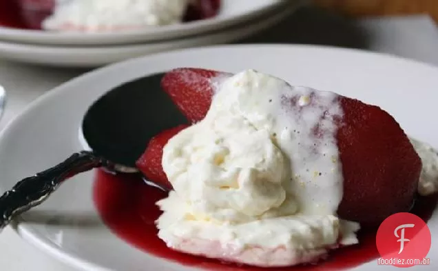 Peras de romã-escalfadas com chantilly Mascarpone laranja-gengibre