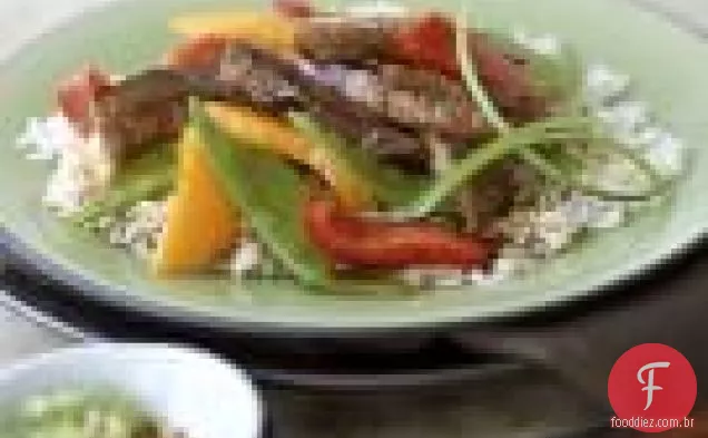 Carne refogada com pimentas e ervilhas