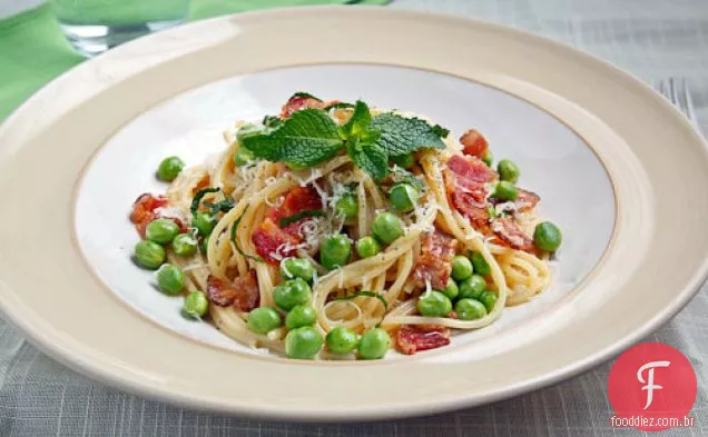 Espaguete alla Carbonara com ervilhas