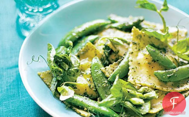 Ravioli com ervilhas, rebentos de ervilha e pesto de Rebento de ervilha Minty