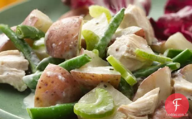 Salada De Frango E Batata Da Colheita De Verão