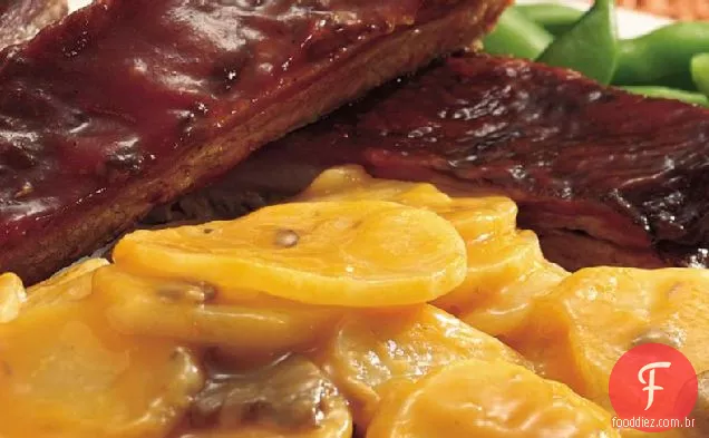 Alho cremoso de fogão lento e batatas parmesão