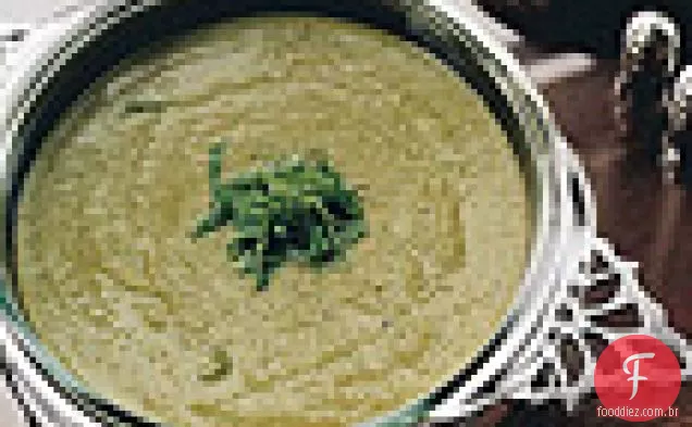 Sopa fresca de ervilha e hortelã