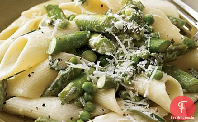 Penne com espargos, sálvia e ervilhas