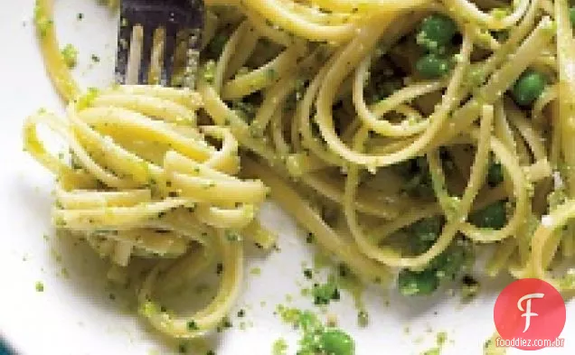 Pesto De Ervilha E Salsa Com Linguine