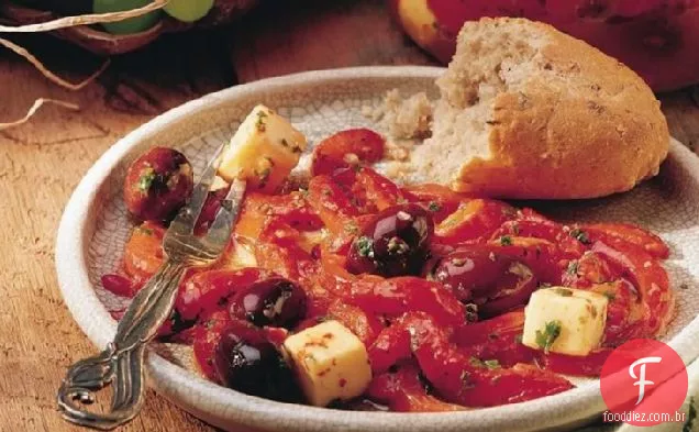 Pimentos torrados em conserva, azeitonas e queijo