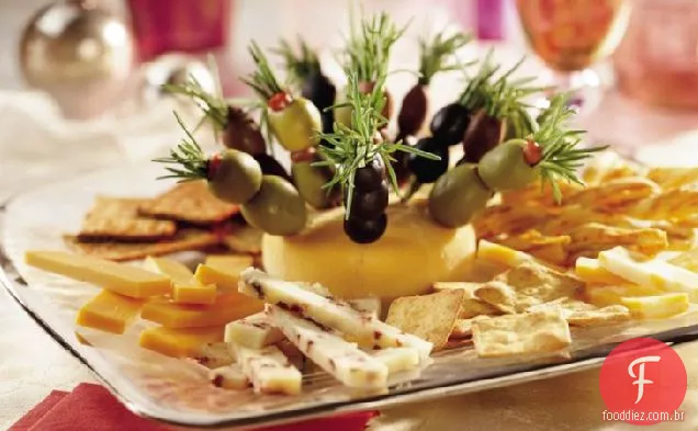 Bandeja de queijo com espetos de alecrim de azeitona