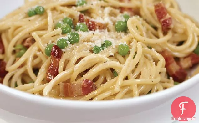 Espaguete Carbonara com ervilhas verdes