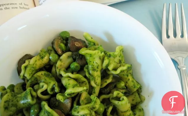 Massa De Pesto De Espinafre Com Ervilhas E Cogumelos Frescos