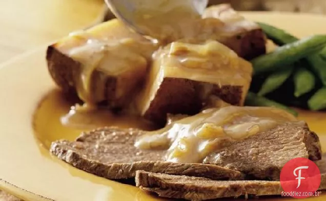 Carne assada em fogão lento com cebola e batata
