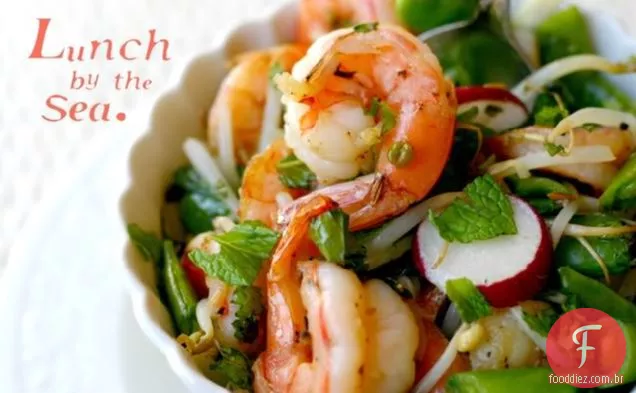 Salada quente de camarão com mel e limão com brotos e ervilhas
