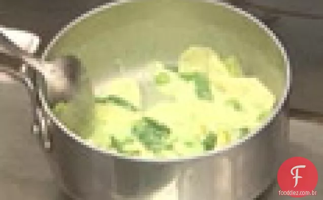 Yuba Pappardelle com ervilhas inglesas, Folhas de Fava e manjericão