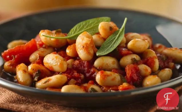 Cannellini com tomate e sálvia