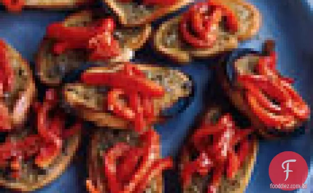 Torradas de erva-doce de anchova com pimentas vermelhas assadas
