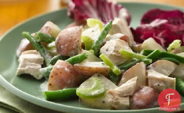 Salada De Frango E Batata Da Colheita De Verão