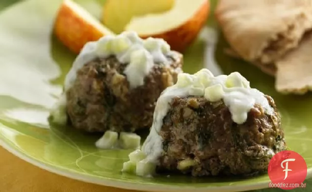 Mini pães de carne gregos com molho Tzatziki