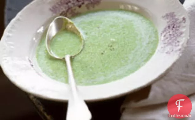 Sopa de ervilha verde brilhante