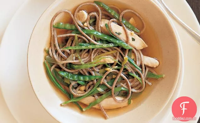 Soba em chá verde com frango e ervilhas