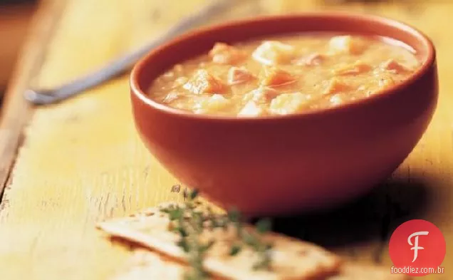 Sopa de ervilha e inhame dividida em fogão lento