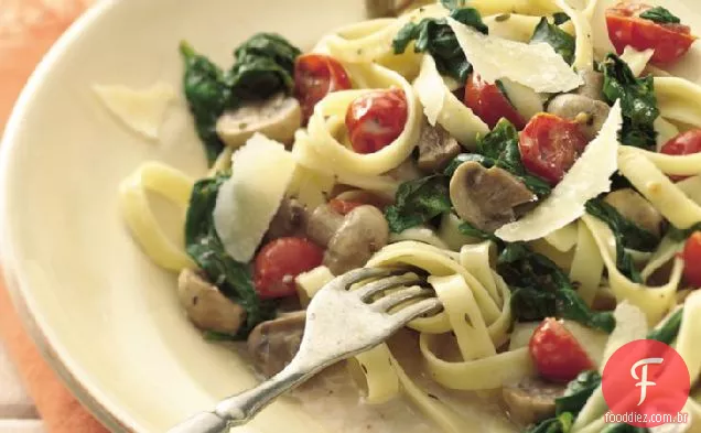 Cogumelo e espinafre Fettuccine