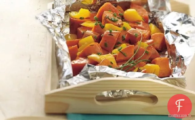 Pacotes de batata-doce e pimenta grelhados