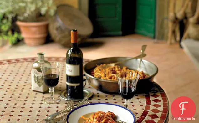 Bucatini com salsicha e ervilhas