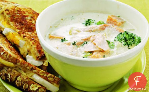 Salmão, batata-doce e sopa de brócolis