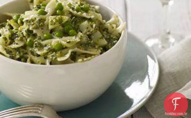 Pistache-estragão Pesto Bowties com ervilhas e batatas