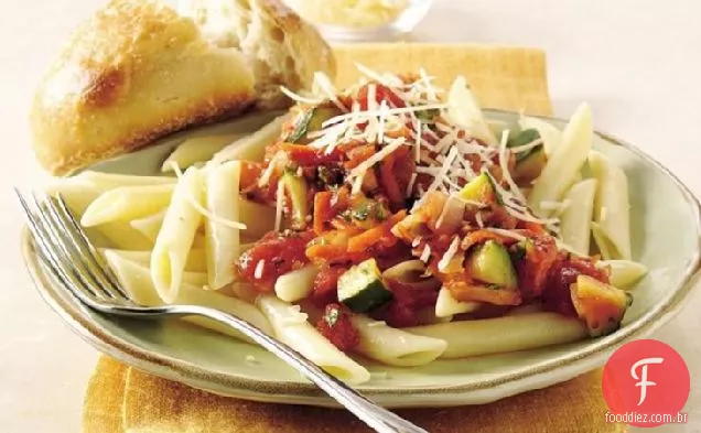Penne com legumes em molho de tomate-manjericão