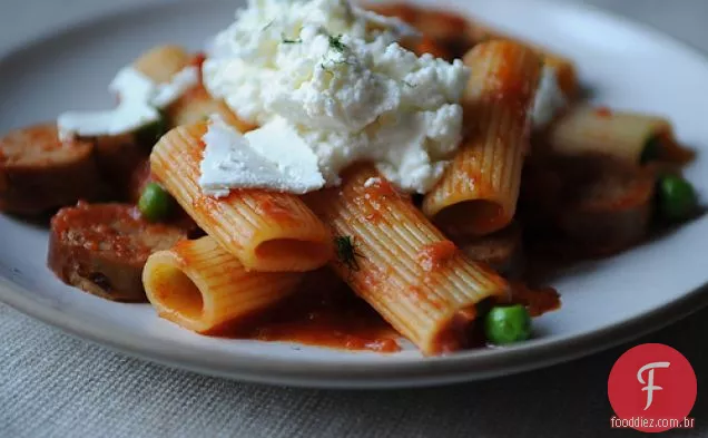 Rigatoni Com Salsicha, Ervilhas E Ricota Fresca
