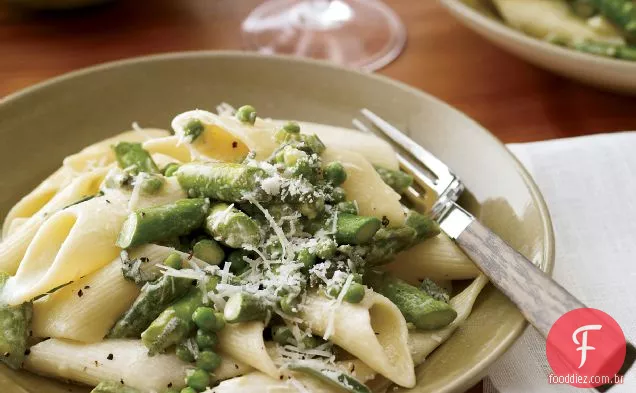 Penne com espargos, sálvia e ervilhas