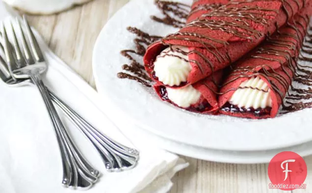 Crepes de Veludo Vermelho Com Recheio de Cream Cheese framboesa e doce