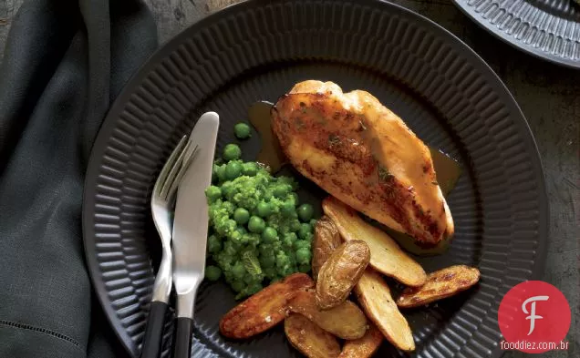 Peitos de frango com batatas e purê de ervilhas