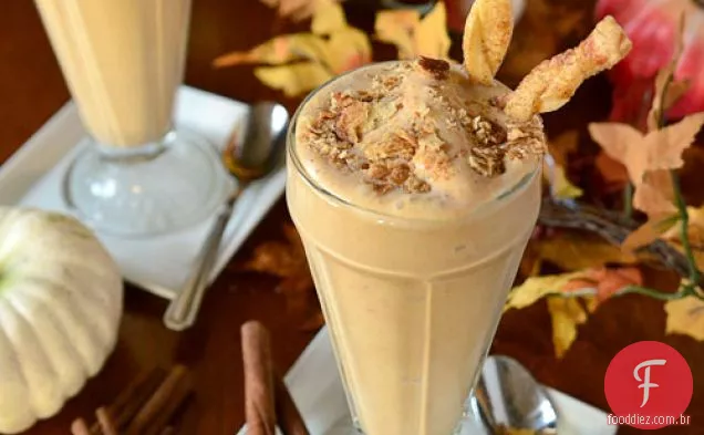 Milkshake de torta de abóbora com palhas de crosta de torta