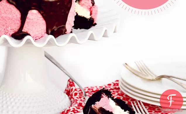Bolo de Marshmallow de Chocolate escuro com creme de Manteiga De Framboesa