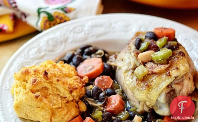 Um pote de frango e feijão