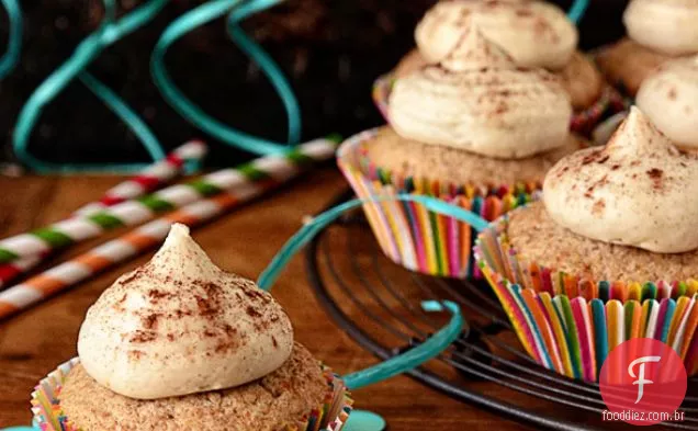 Snickerdoodle Cupcakes com açúcar mascavo e canela Buttercream