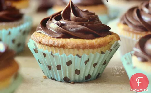 Cupcakes de baunilha com cobertura de Chocolate