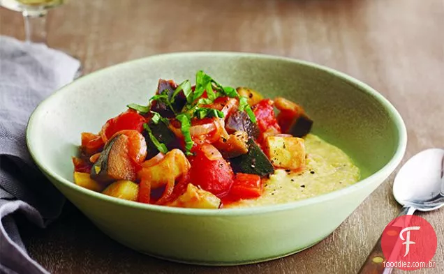 Ratatouille Cozido Lentamente Sobre Polenta De Queijo De Cabra