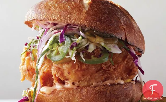Sanduíche de frango frito com Slaw e maionese picante