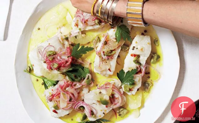 Bacalhau com limão, azeitona verde e sabor de cebola