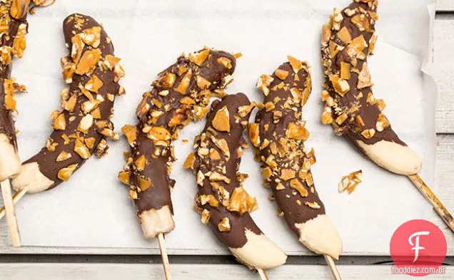 Chocolate congelado-bananas mergulhadas com amendoim quebradiço